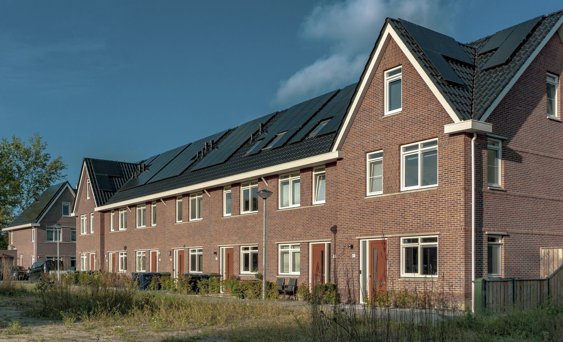 Nieuwbouwwoningen met zonnestroomsysteem op het dak