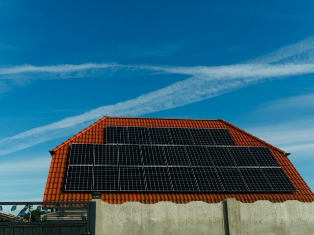 rood pannendak met zwarte zonnepanelen