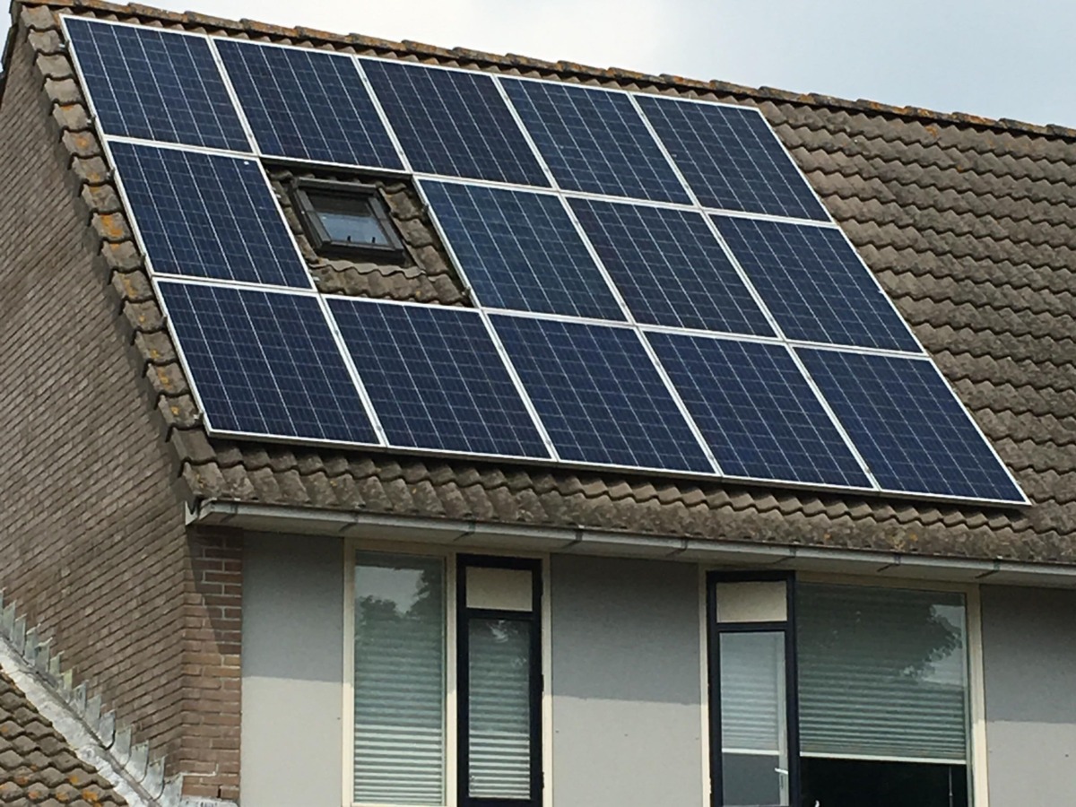 Blauwe zonnepanelen op een dak